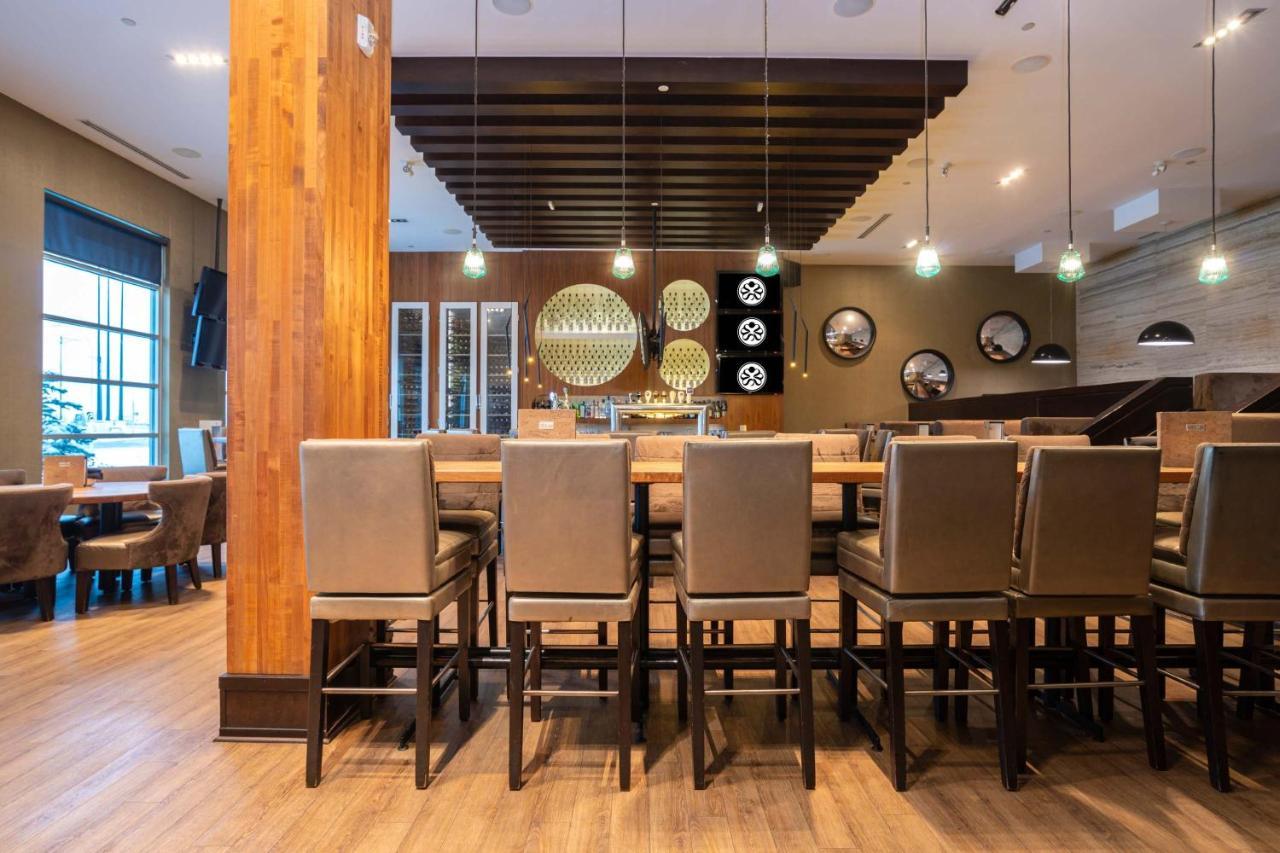 Sandman Signature Edmonton South Hotel Bagian luar foto