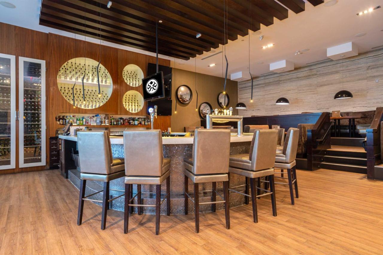 Sandman Signature Edmonton South Hotel Bagian luar foto