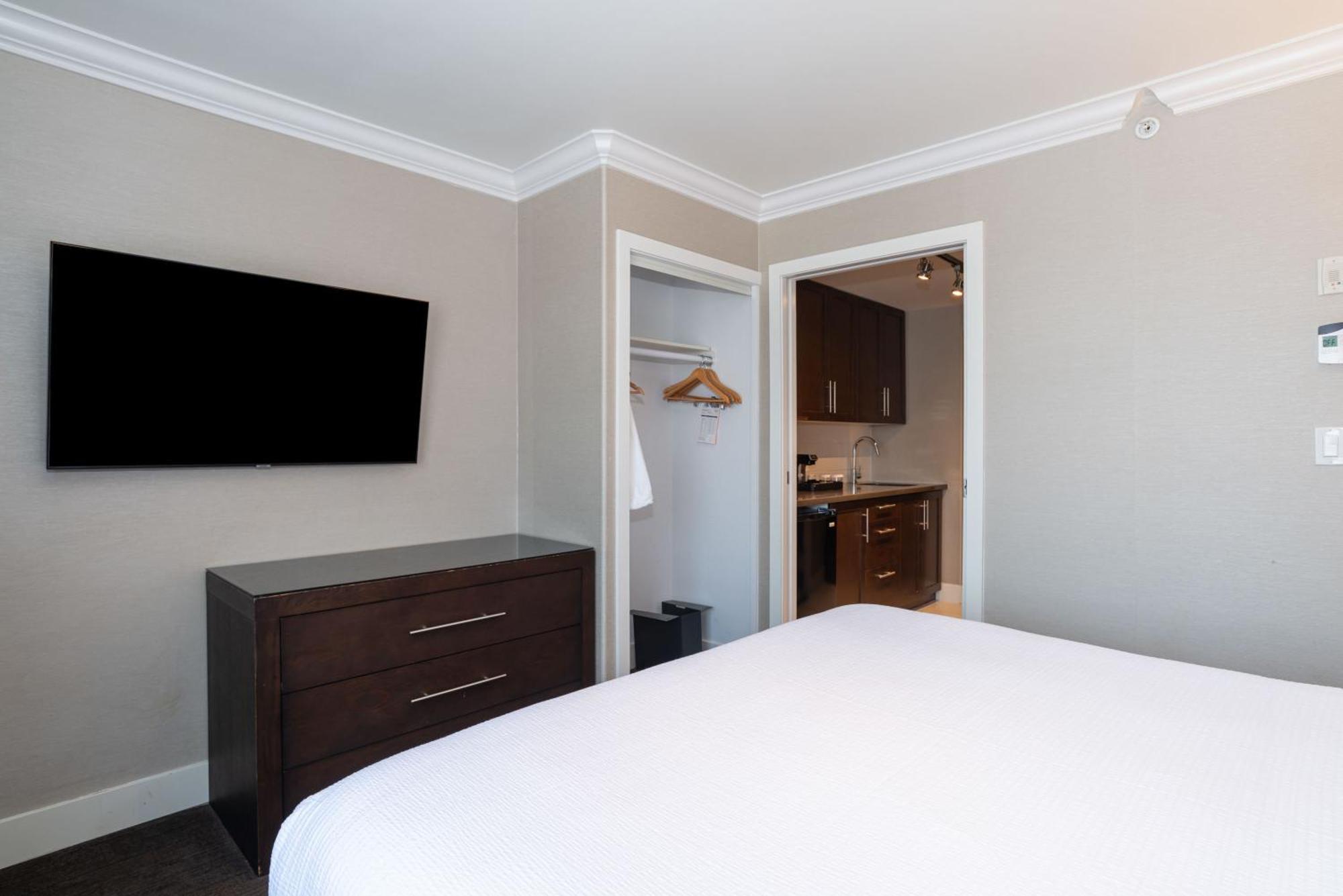 Sandman Signature Edmonton South Hotel Bagian luar foto