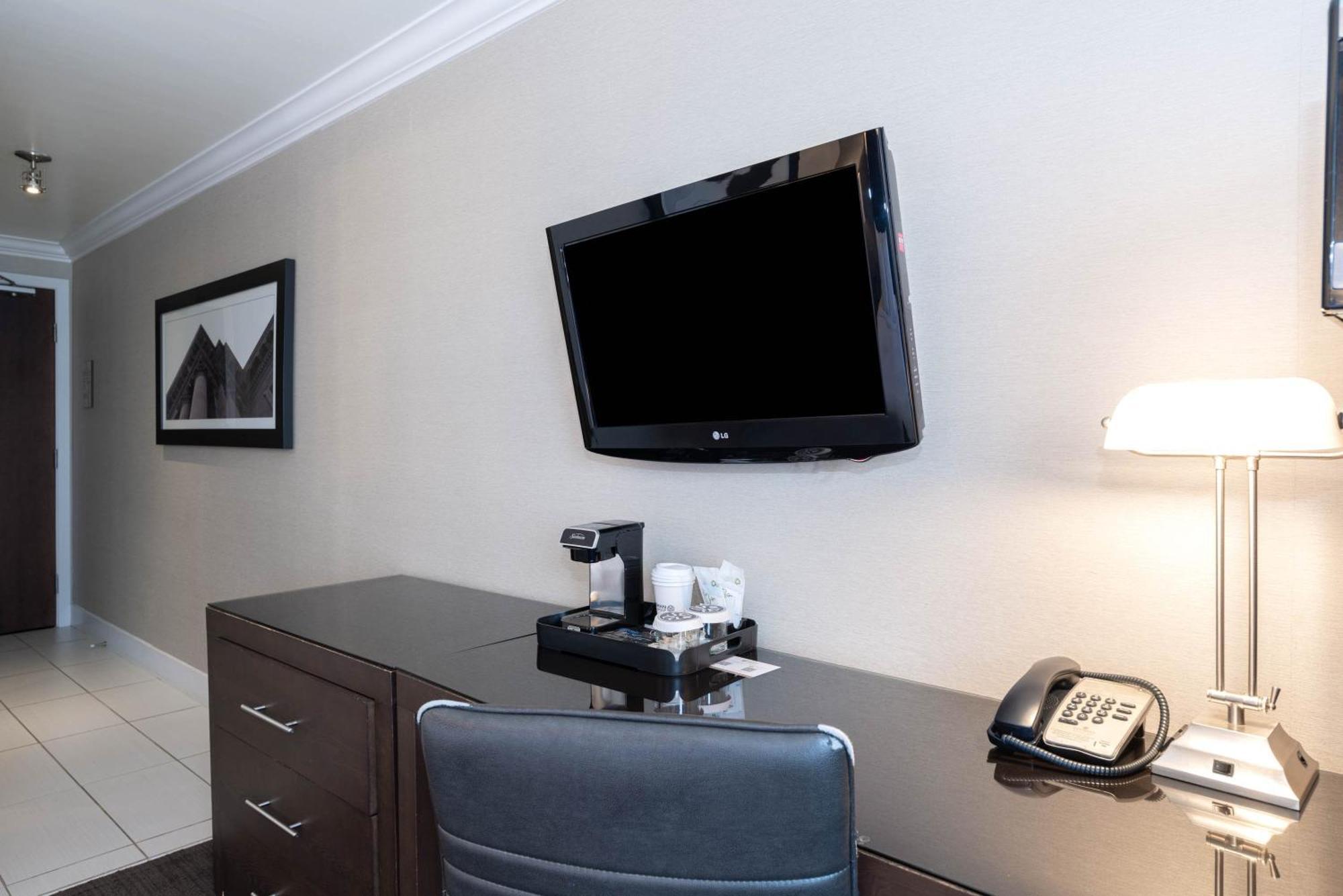 Sandman Signature Edmonton South Hotel Bagian luar foto